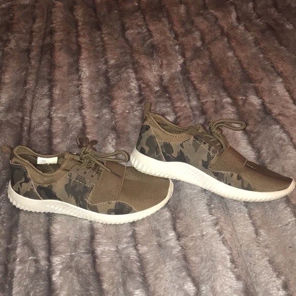 Size 6 women’s sneakers - Picture 1 of 2